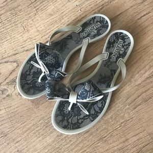Valentino lace print rubber flip flop w/ bow